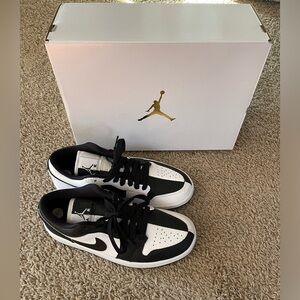 Womens Air jordan 1 low se.  Size 6.   Like new